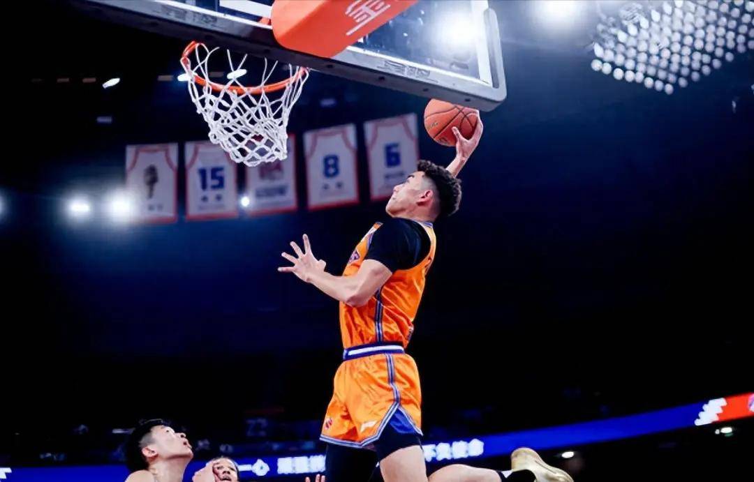 上海男篮不敌强敌，遗憾告负的简单介绍