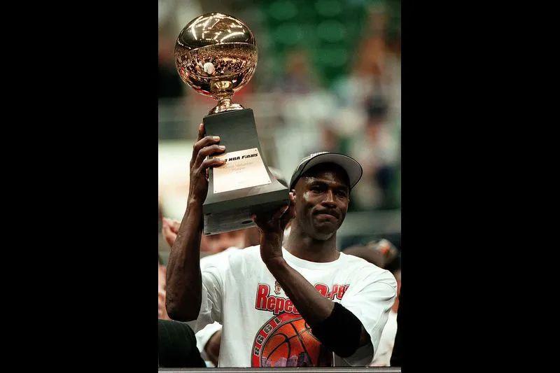 开云体育APP下载-黄蜂神勇逆袭，赢得东部冠军头衔的简单介绍