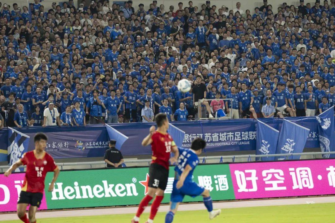 开云APP-足球赛场上燃起全民狂欢的热潮