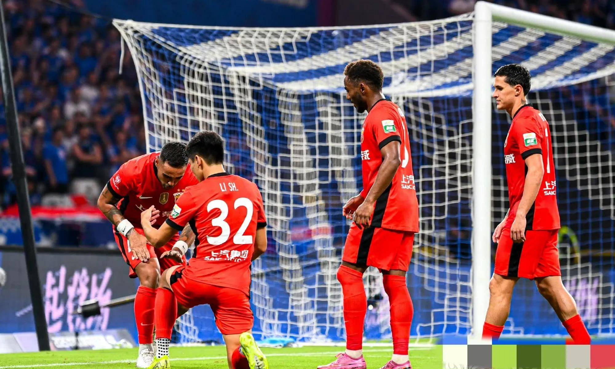 开云下载-包含足球赛季胜负悬念难解，顶尖球队角逐激烈的词条