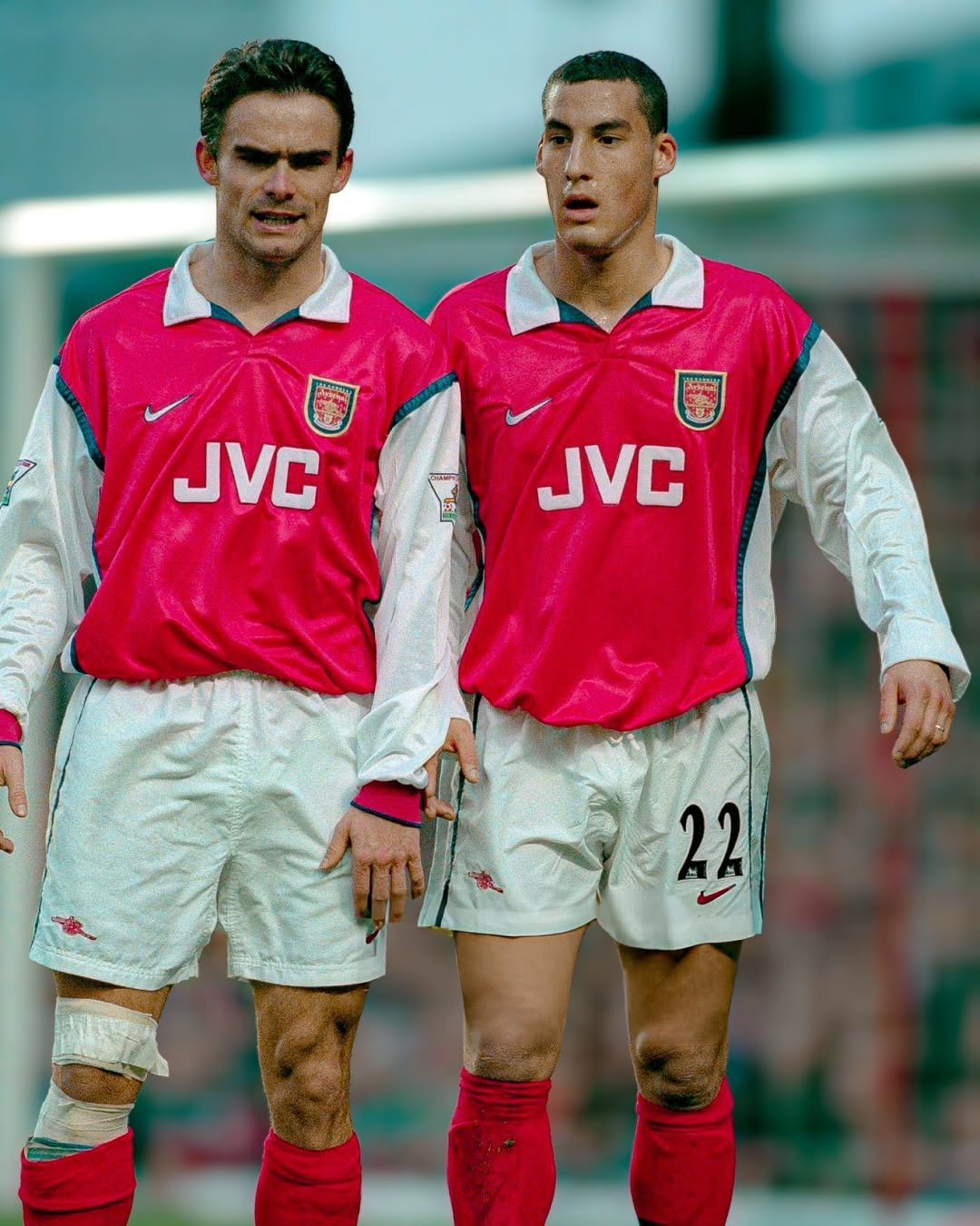 包含足球赛季胜负悬念难解，顶尖球队角逐激烈的词条