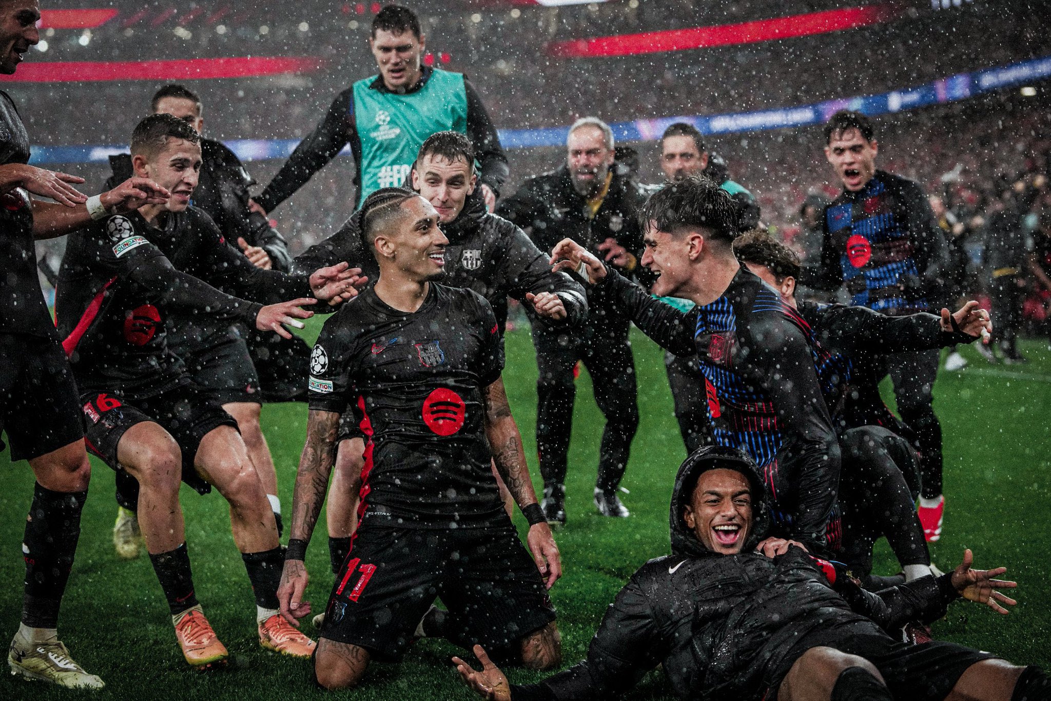 开云体育APP下载-巴萨战胜强敌，艰难取得胜利