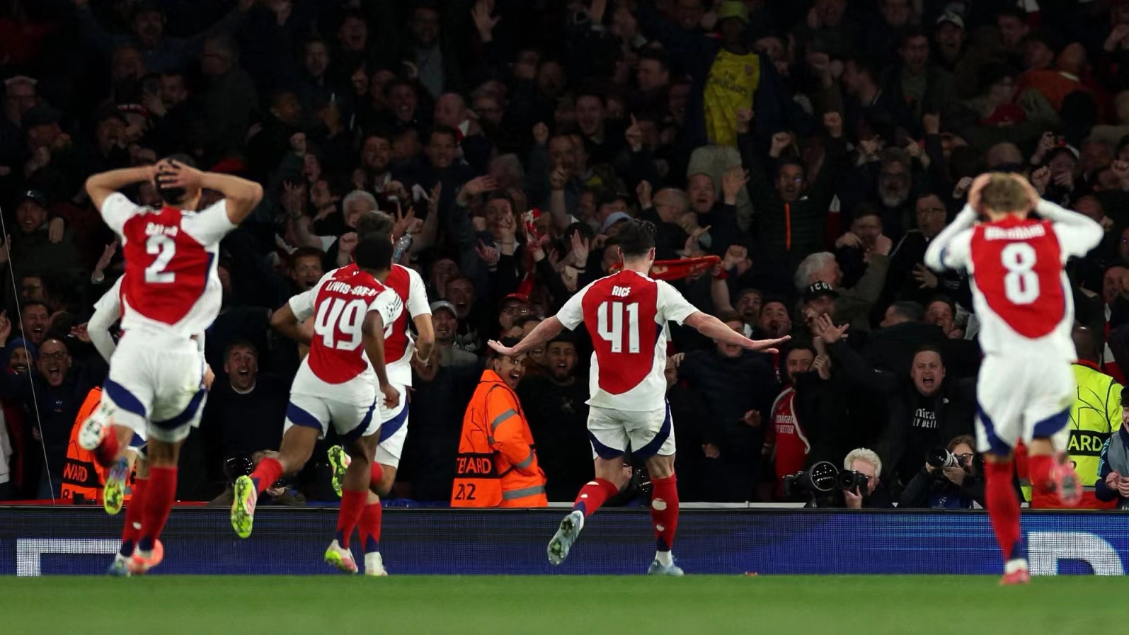 汉堡球队主场作战,精彩表现赢得球迷喝彩的简单介绍 汉堡球队主场作战,精彩表现赢得球迷喝彩的简单介绍