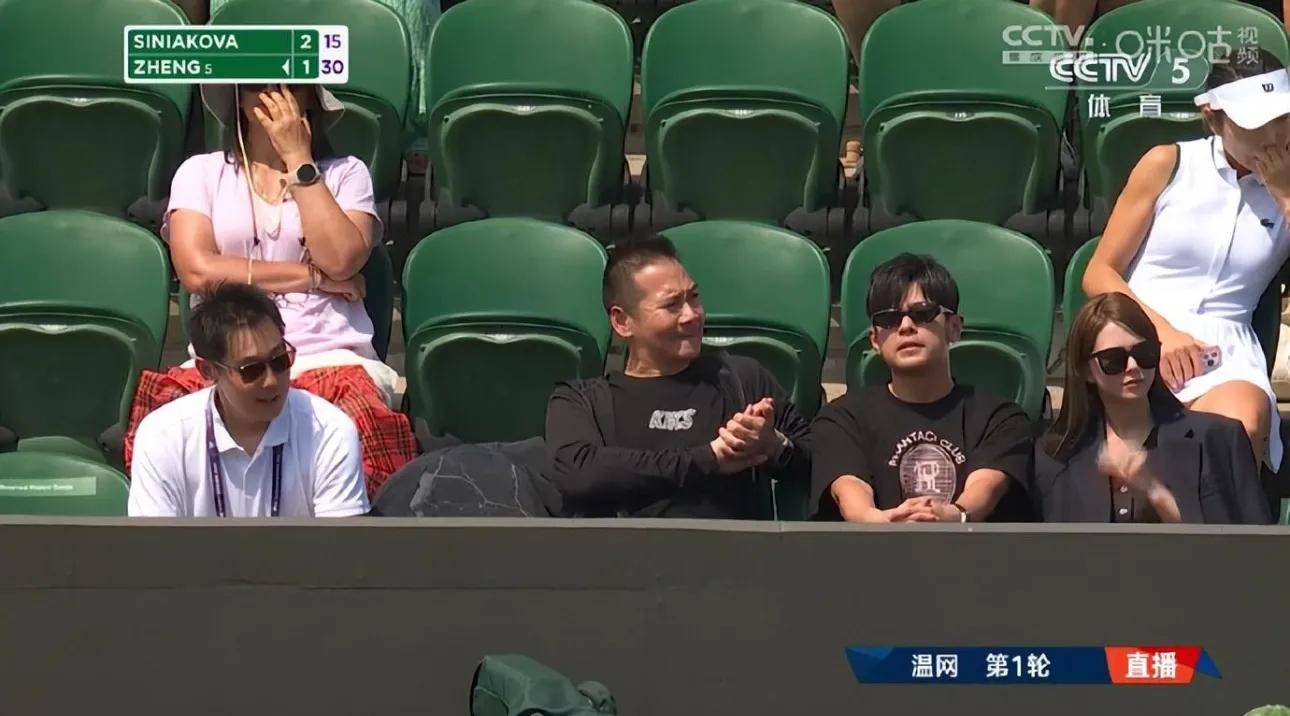 开云体育登录-现场观众沸腾，球场上的战斗愈加激烈