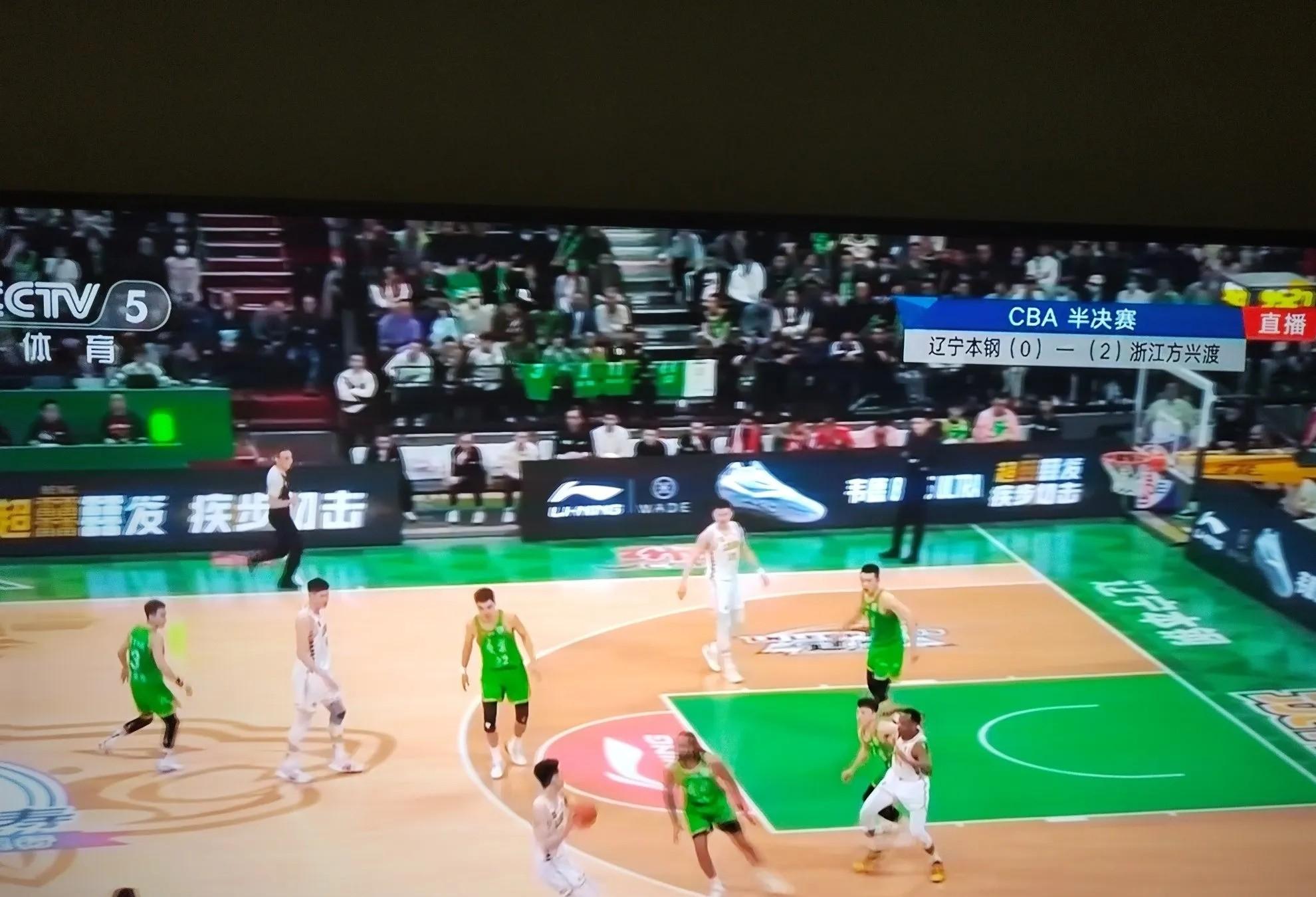 现场观众沸腾,球场上的战斗愈加激烈 现场观众沸腾,球场上的战斗愈加激烈