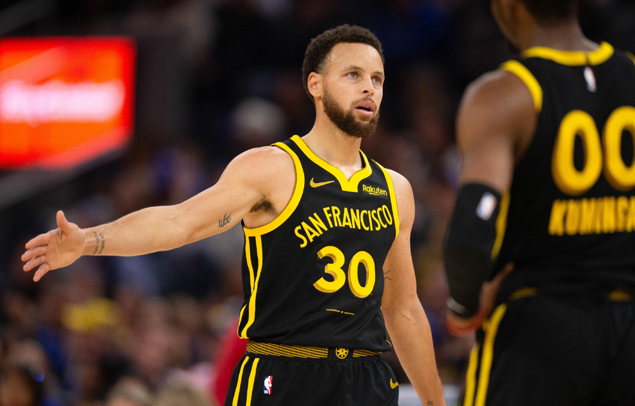 勇士vs篮网之战未免激烈，勇士狂胜分占据领先的简单介绍