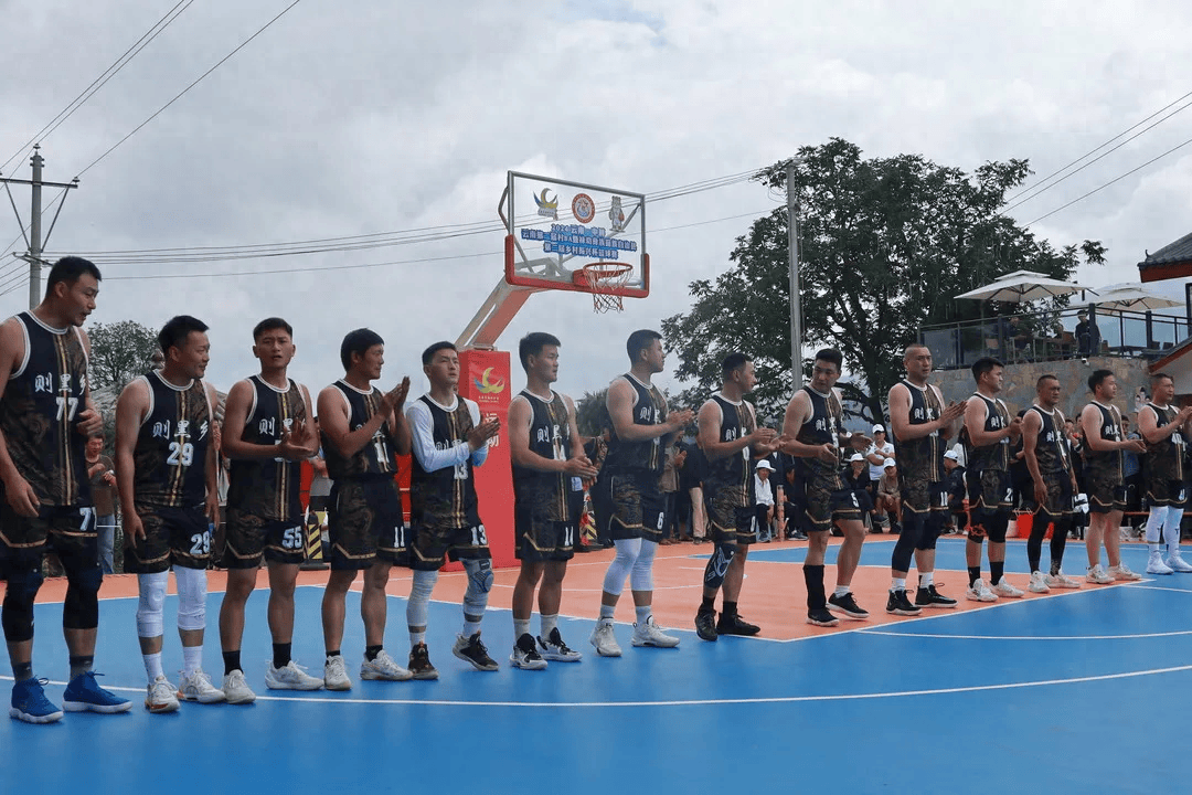 开云官网-篮球比赛现场座无虚席，观众激情洋溢，运动员斗志昂扬的简单介绍