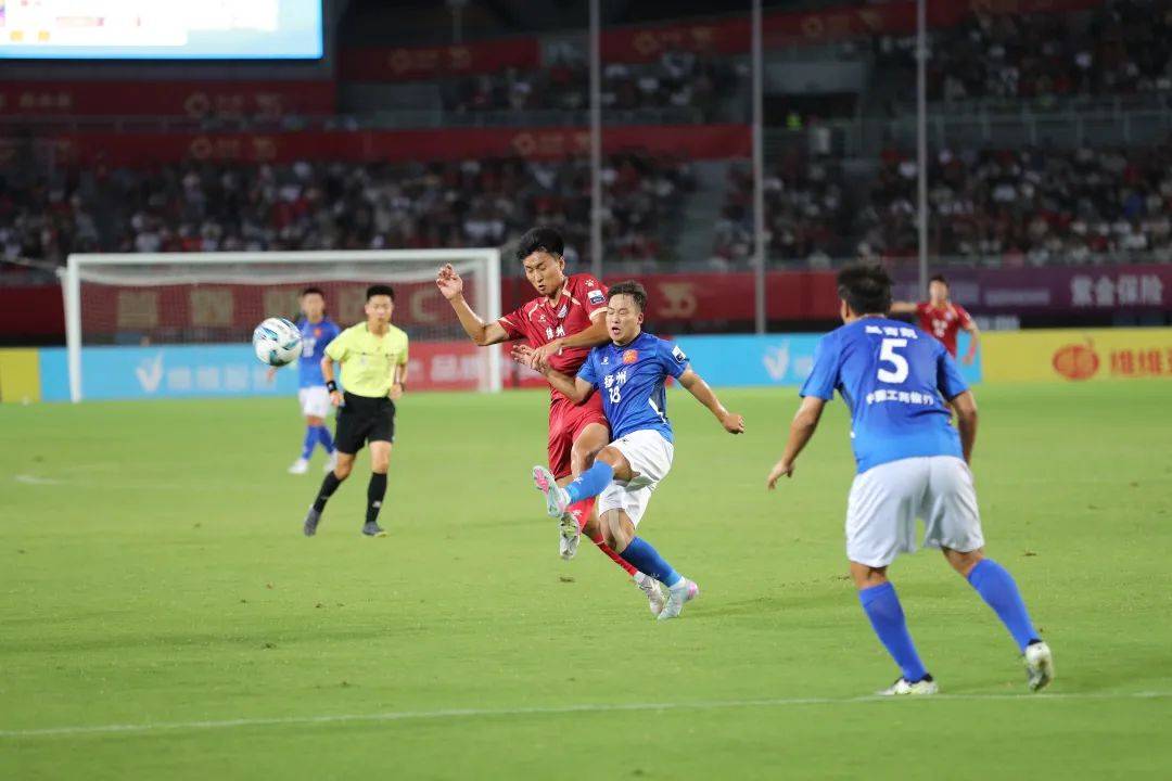 开云体育下载-激烈比拼中球员身心俱疲，拼尽全力