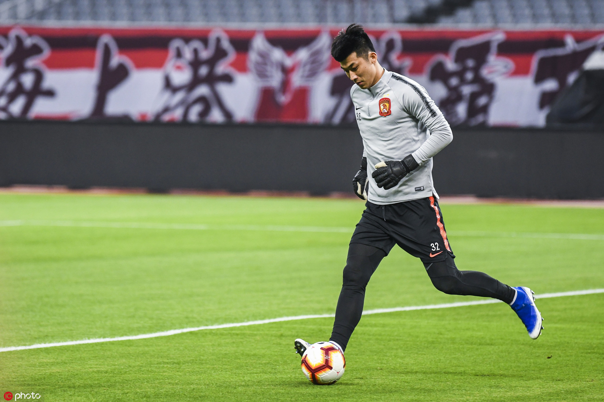 包含广州恒大集训备战，全队士气高涨的词条