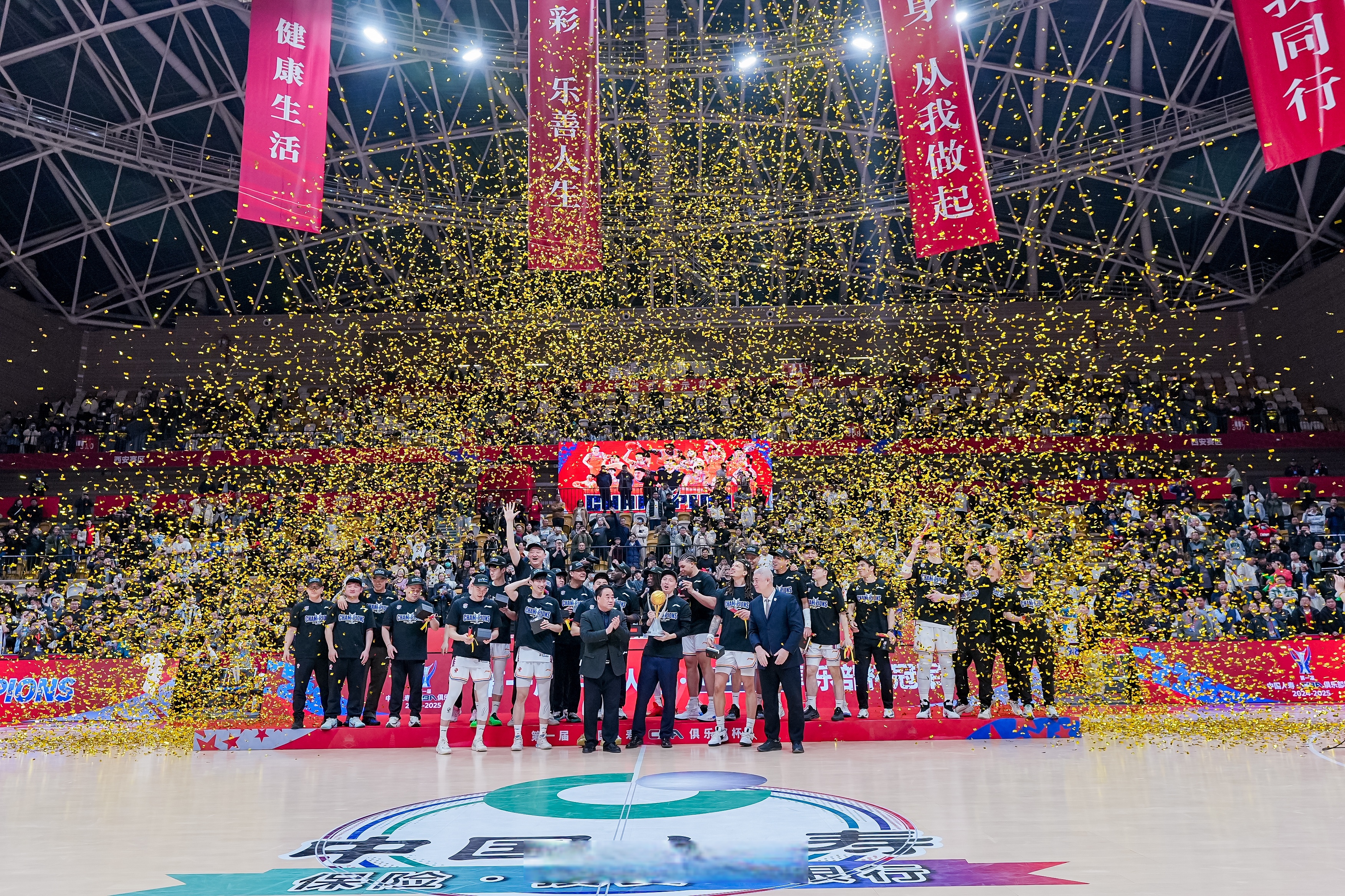 上海男篮击败新疆，继续领跑积分榜的简单介绍