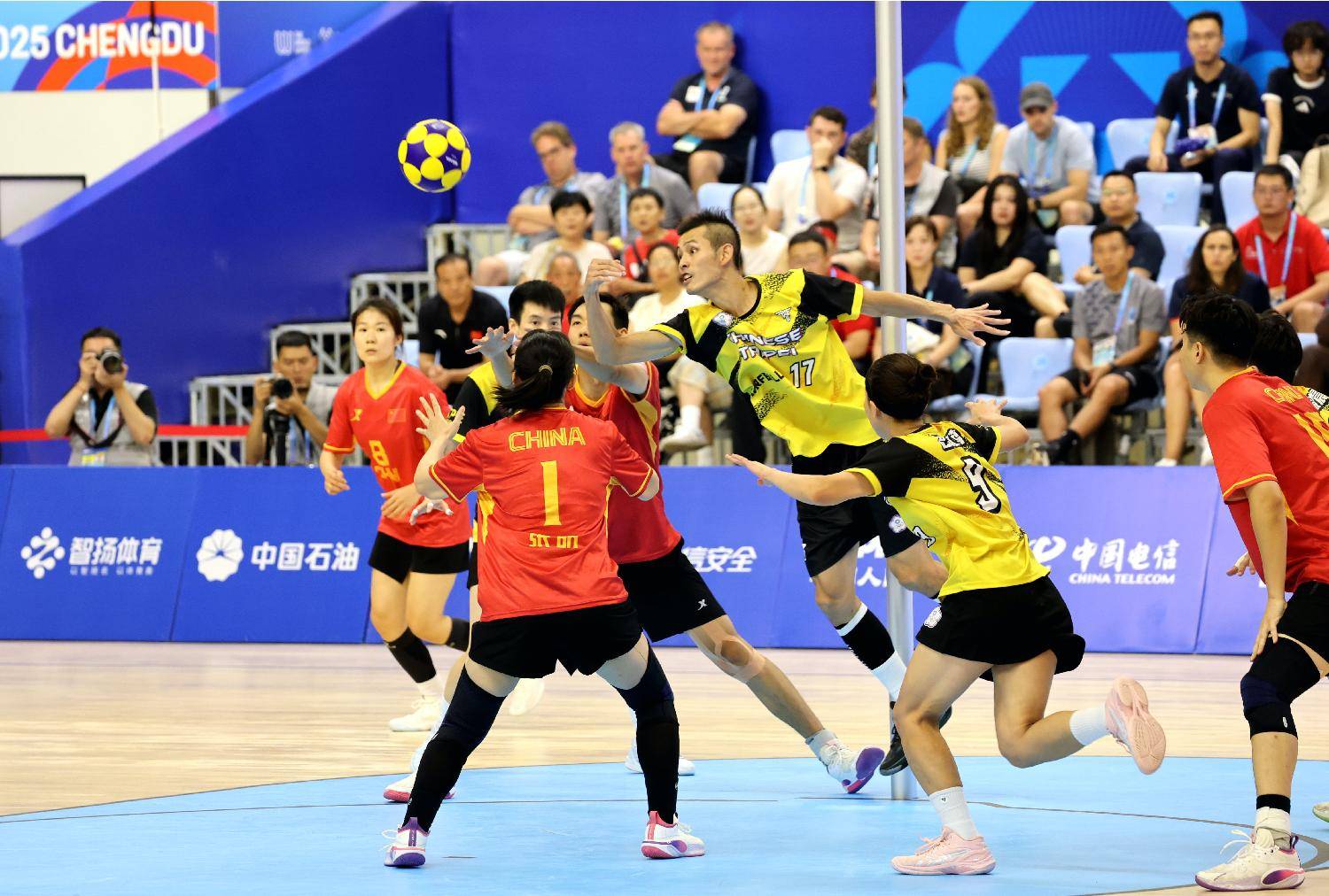 一场激烈的比赛拉开战幕，球队实力均衡