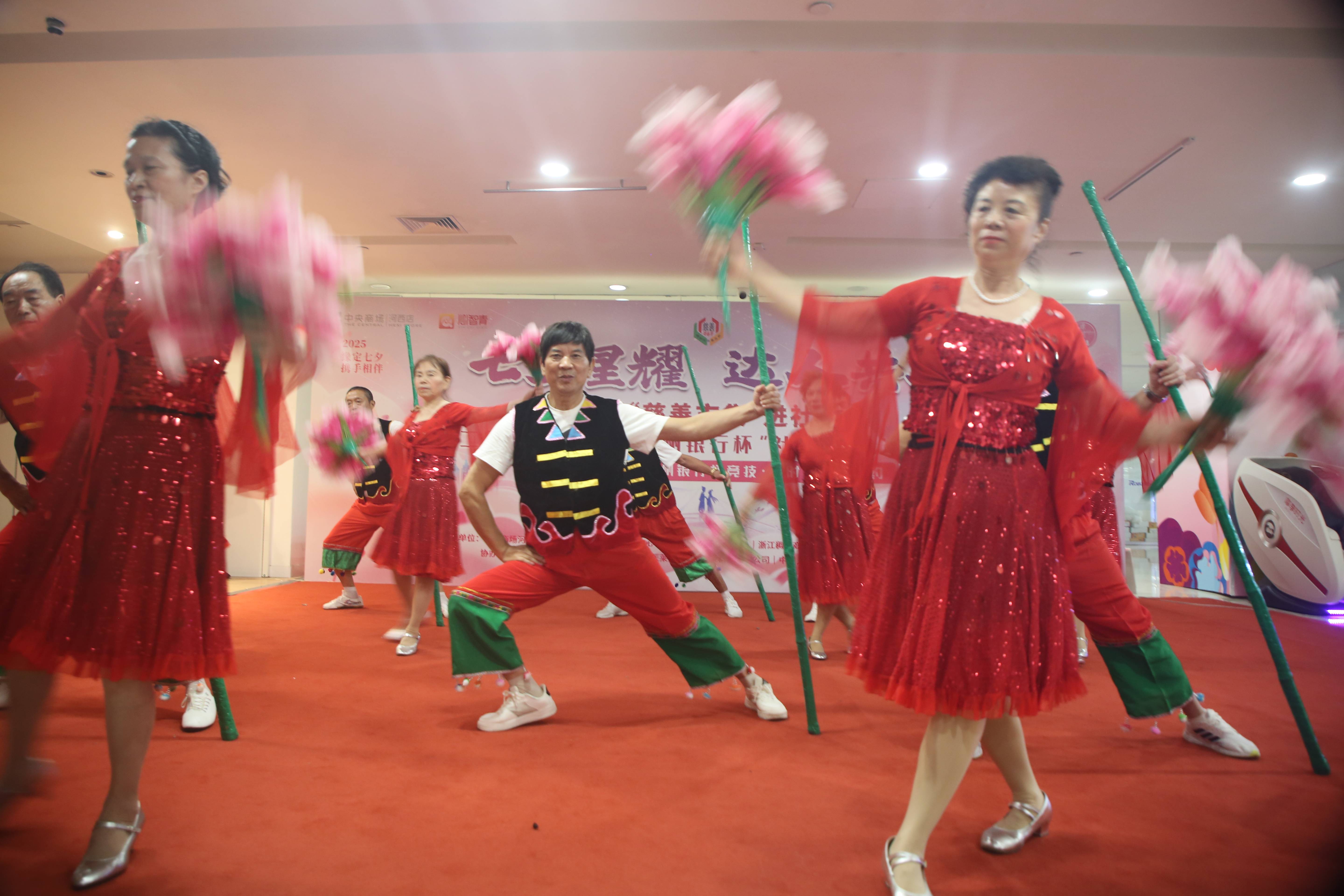 包含一场公益赛在本周末举行，联合球星为慈善事业献爱心的词条