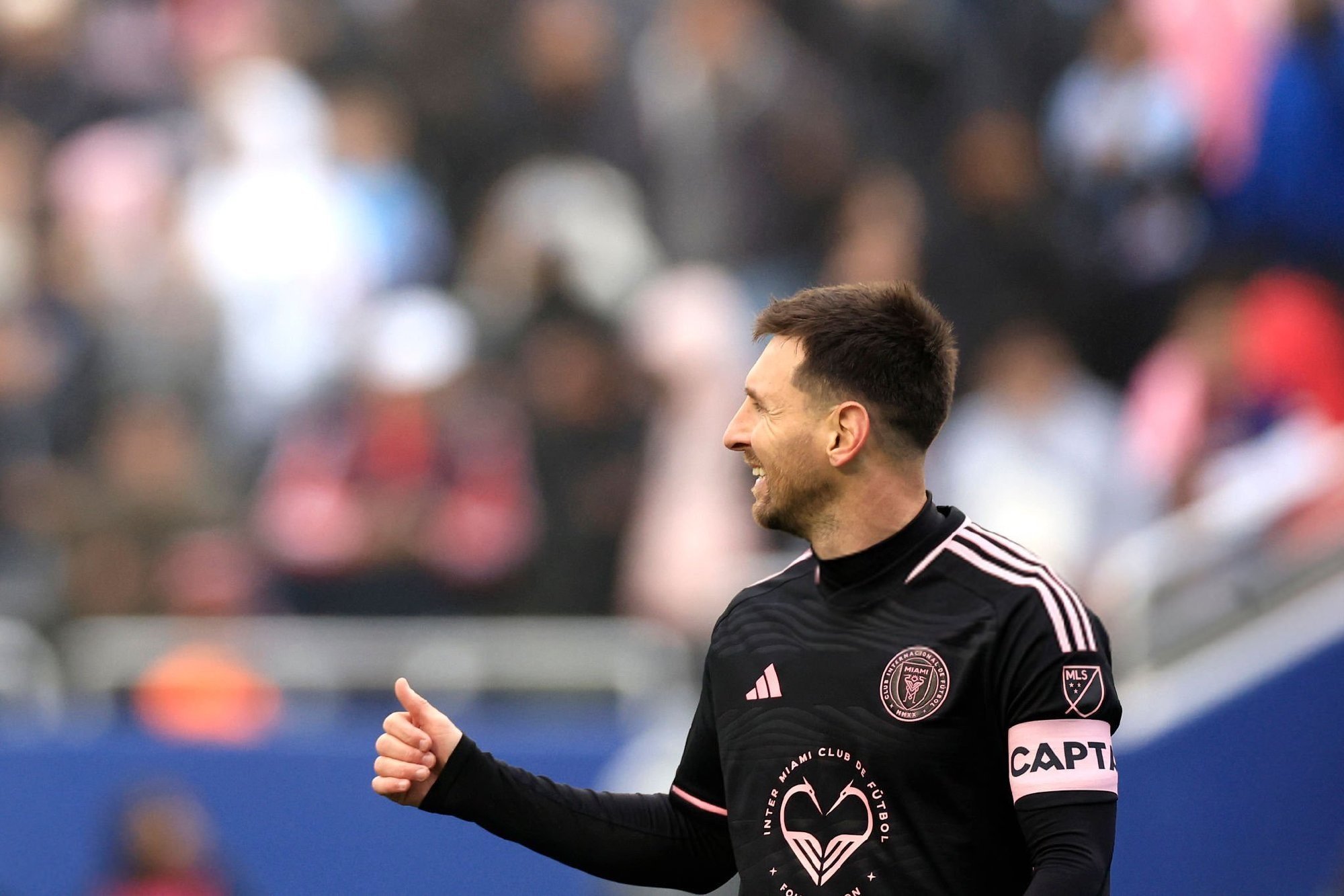 关于比赛结束后，球迷尽情欢呼庆祝，热血沸腾！的信息