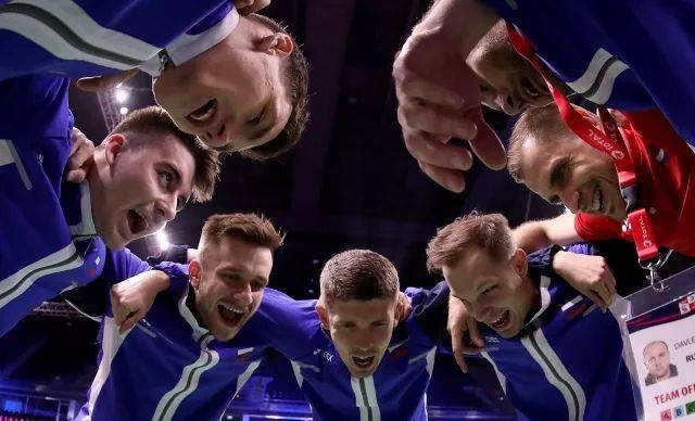 俄罗斯羽毛球队不敌对手，落后一步