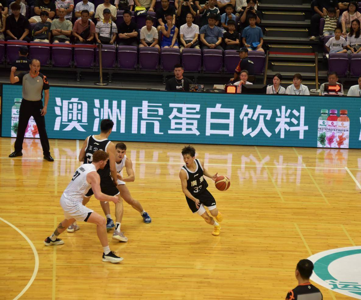 开云官网-体育竞赛为球迷带来无尽欢乐，场上好戏连连