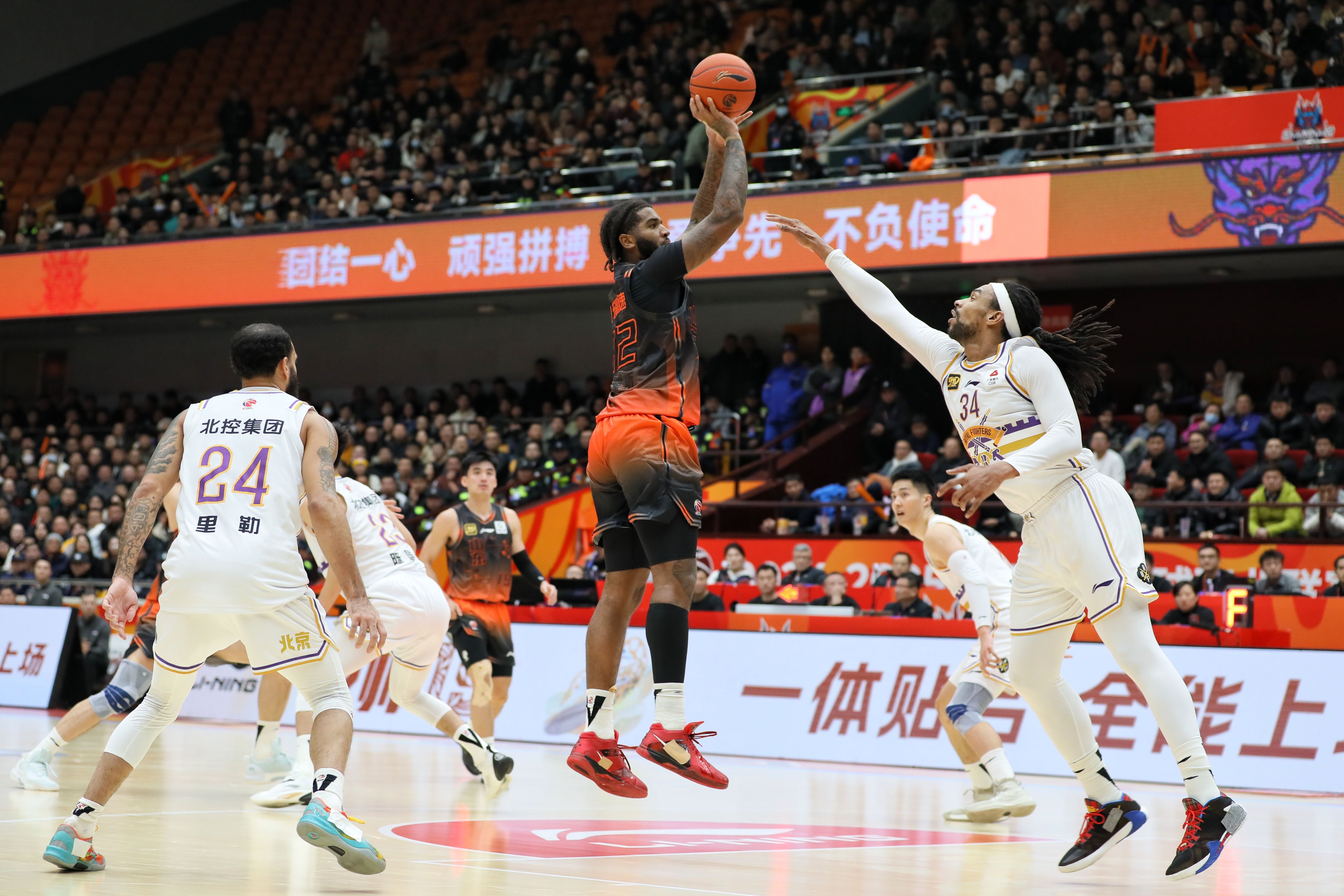 顽强拼搏，最终球队拔得头筹夺冠