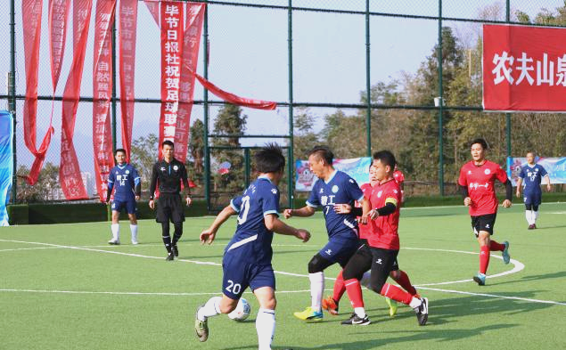 中国队伍在足球比赛中展现出了团队精神