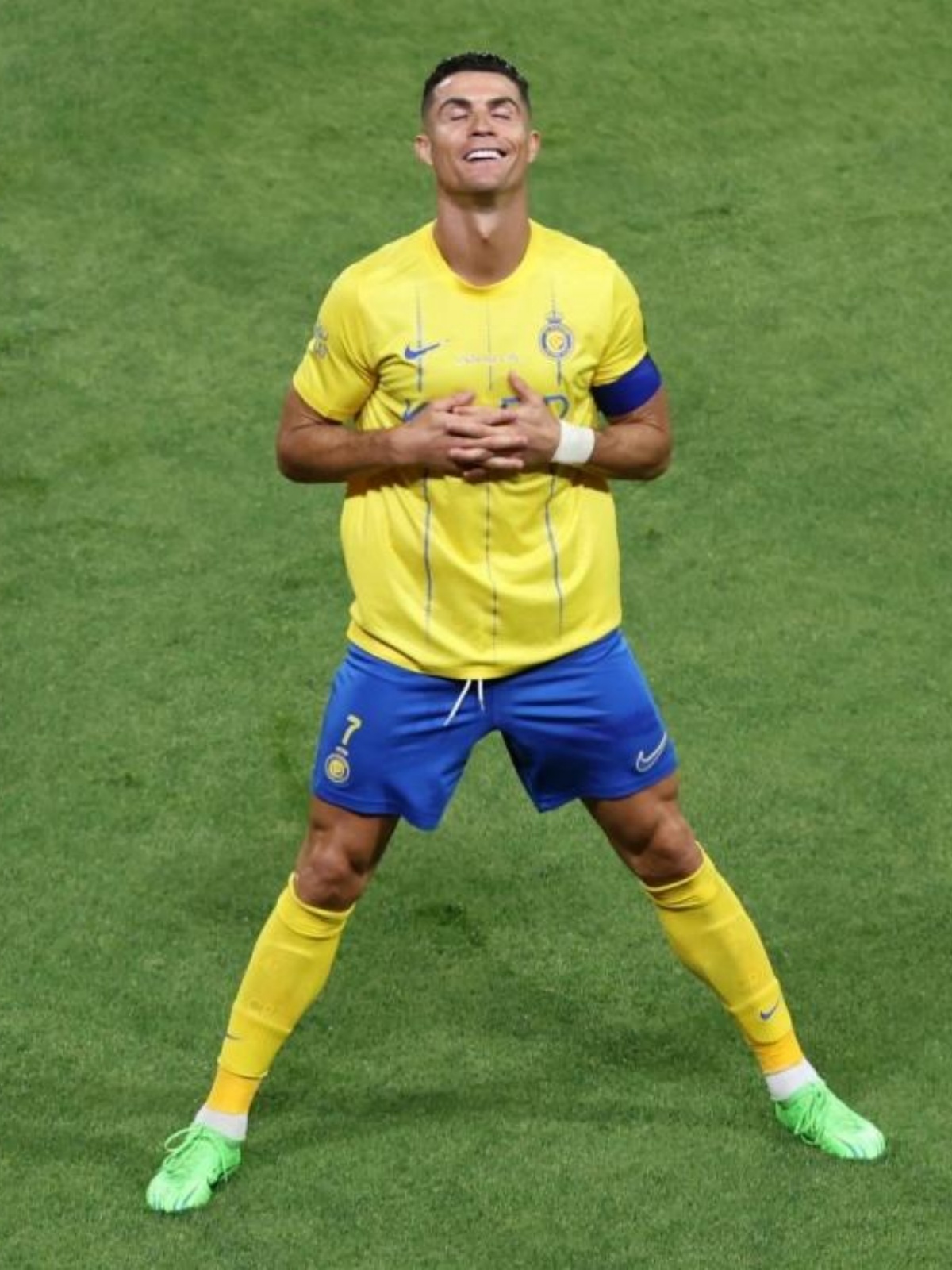 国外足球赛场上球员表现出色