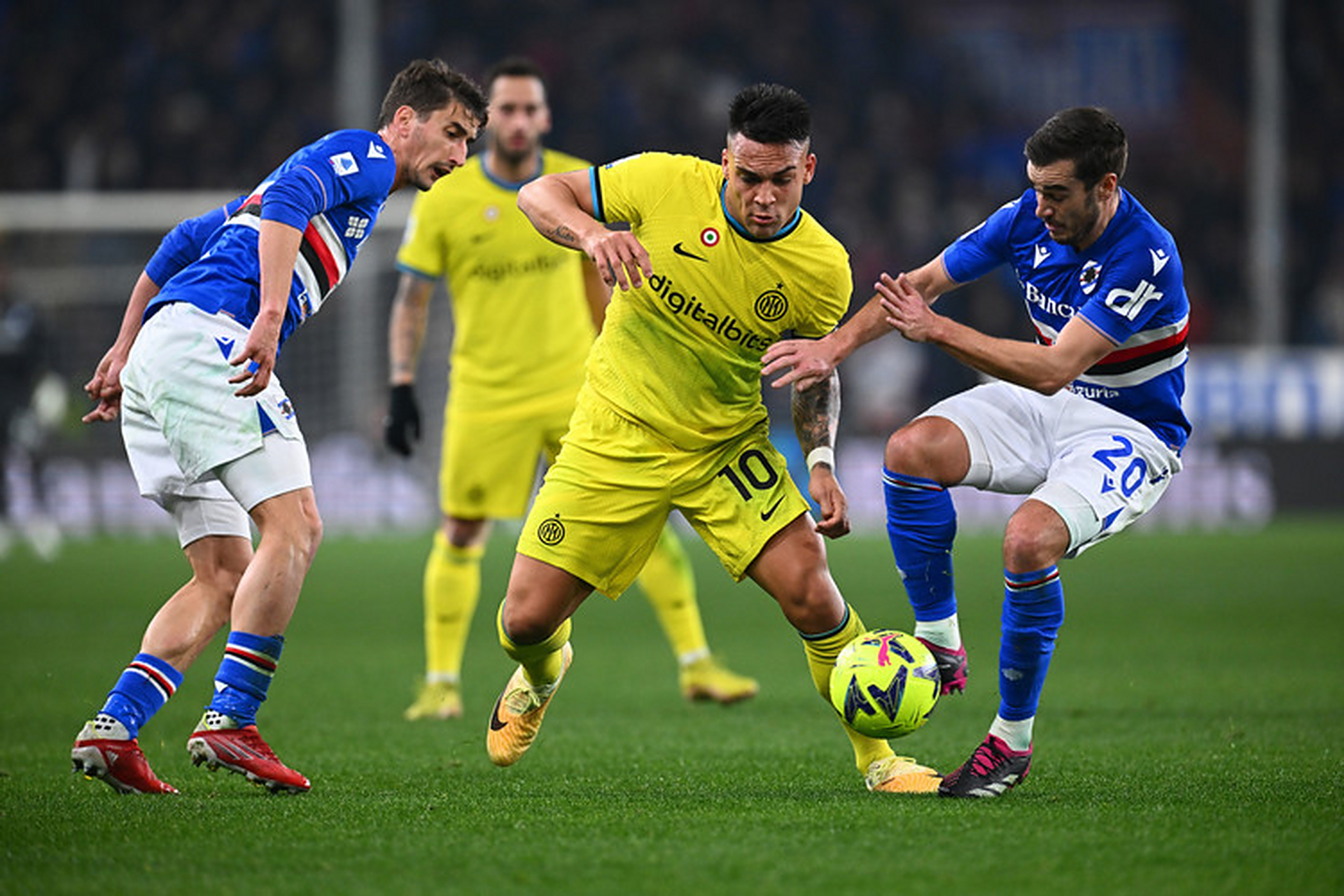 国际米兰客场击败那不勒斯，强势领跑积分榜的简单介绍