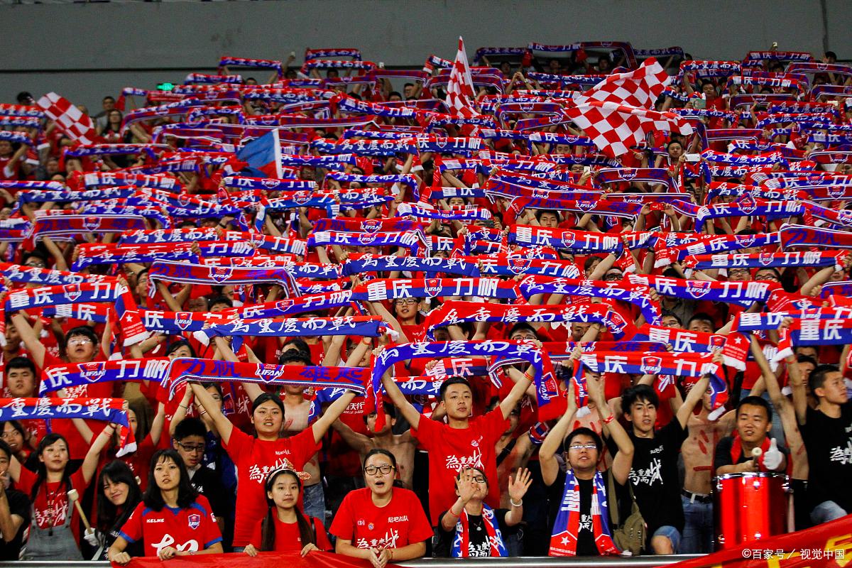 场上气氛紧张激烈，球员人气暴涨