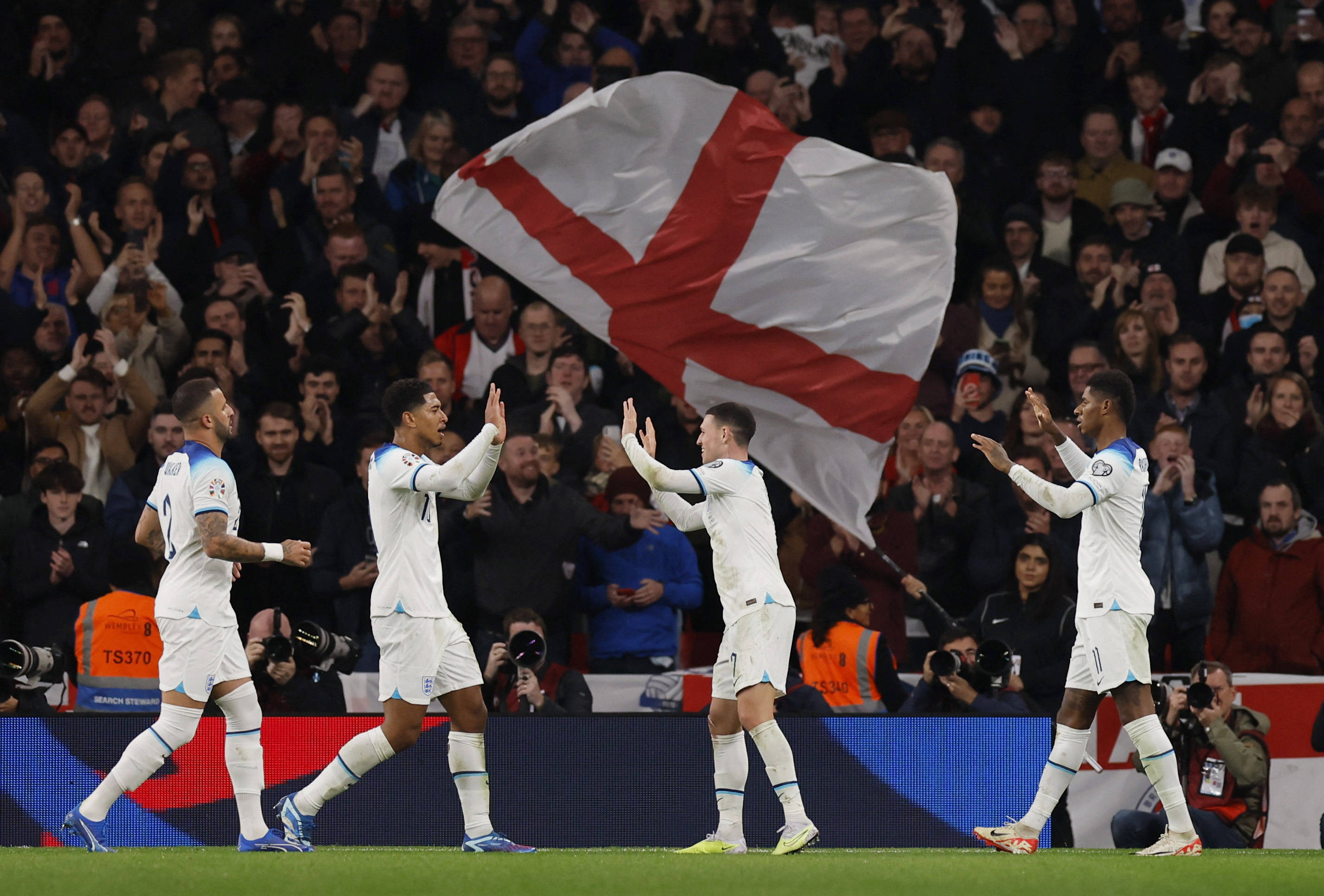 开云体育-包含匈牙利逼平英格兰，保持出局悬念的词条