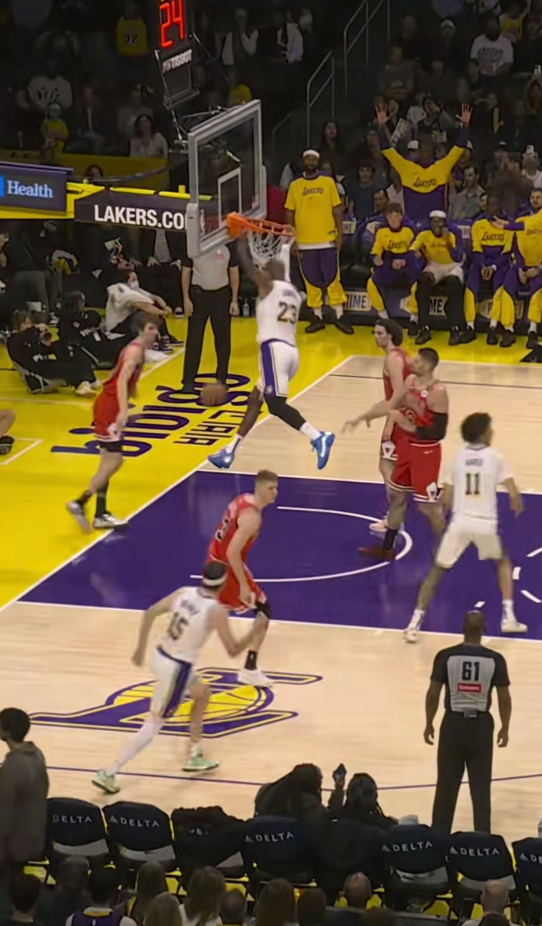 福建队完胜公牛，詹姆斯点燃赛场